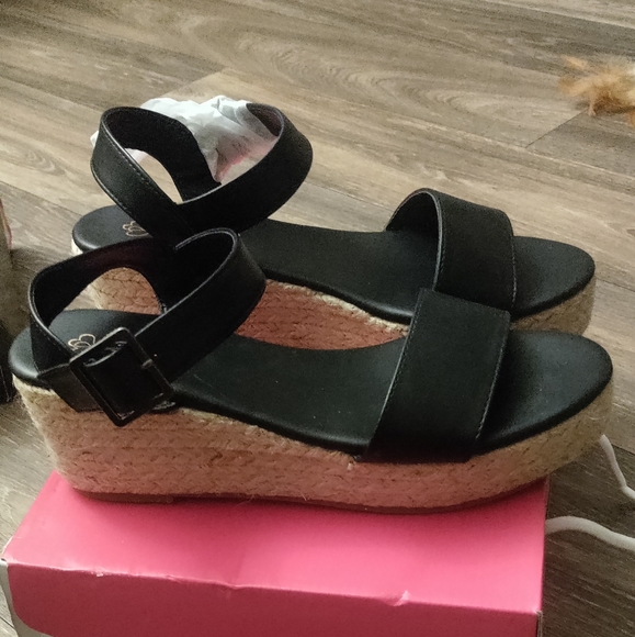 Platform sandals - Picture 2 of 3